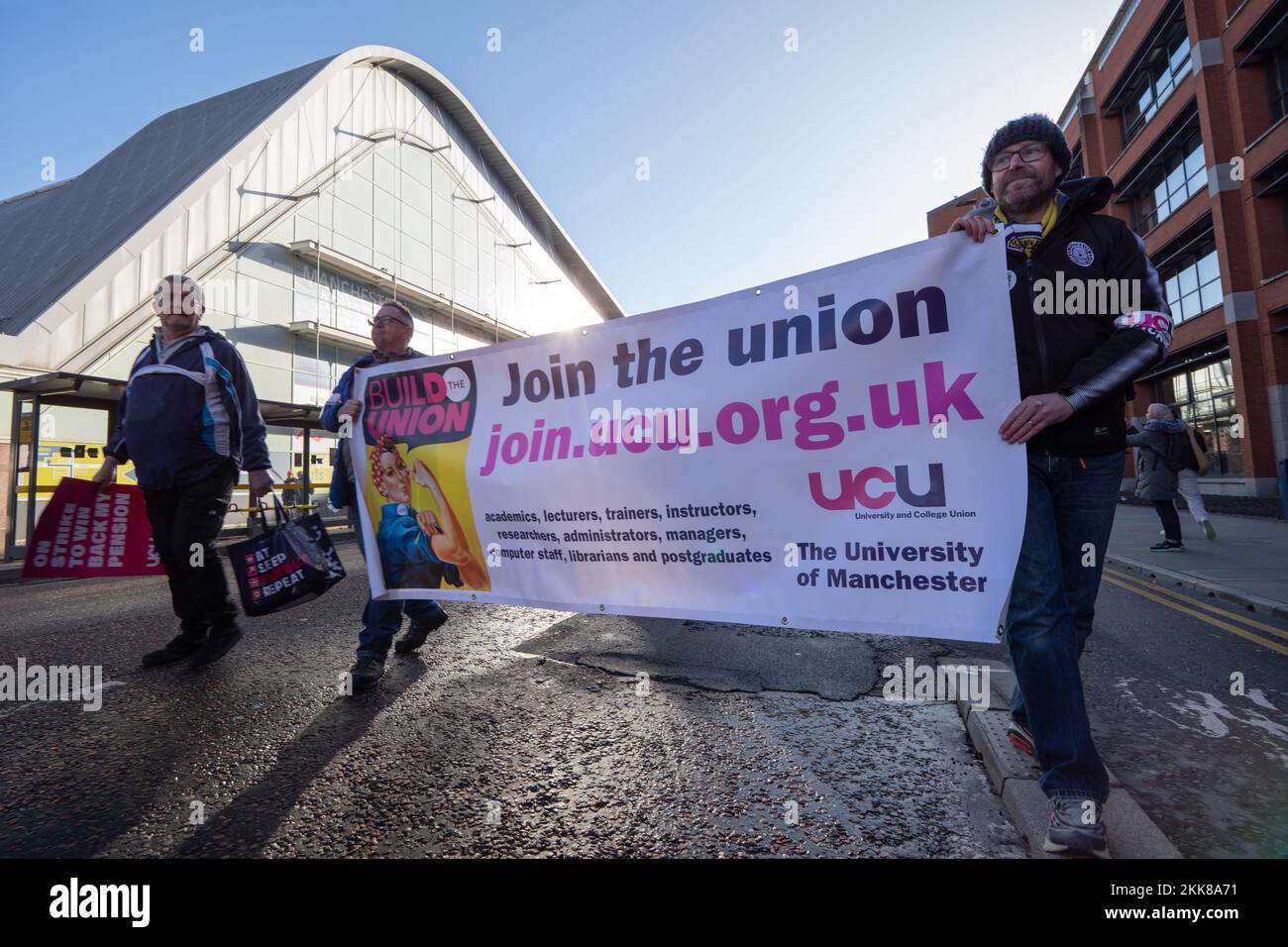 Am Freitag, den 25.. November, fand eine Demonstration statt, an der Mitglieder der Royal Mail Communications Union, der University and College Union, MITGLIEDER DER MANCHESTER Metropolitan Union und Mitglieder der National Union of Students von der Manchester University zum Petersplatz im Stadtzentrum marschierten. Die Kundgebung ist Teil einer Welle von Maßnahmen im gesamten Vereinigten Königreich wegen Behauptungen, dass die Bezahlung unzureichend sei, um die Krise der Lebenshaltungskosten zu bekämpfen. Bild: Garyroberts/worldwidefeatures.com Kredit: GaryRobertsphotography/Alamy Live News Stockfoto