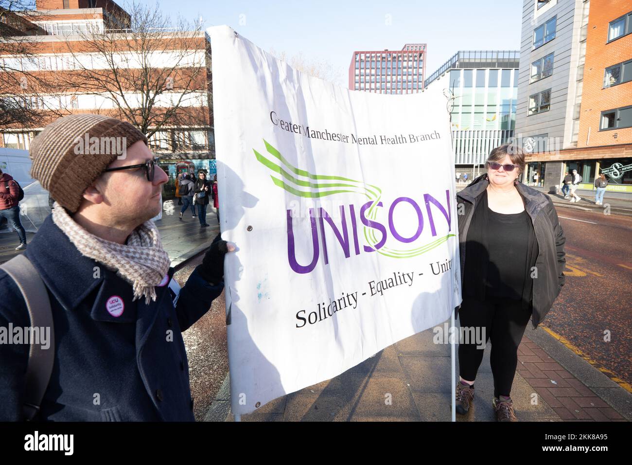 Am Freitag, den 25.. November, fand eine Demonstration statt, an der Mitglieder der Royal Mail Communications Union, der University and College Union, MITGLIEDER DER MANCHESTER Metropolitan Union und Mitglieder der National Union of Students von der Manchester University zum Petersplatz im Stadtzentrum marschierten. Die Kundgebung ist Teil einer Welle von Maßnahmen im gesamten Vereinigten Königreich wegen Behauptungen, dass die Bezahlung unzureichend sei, um die Krise der Lebenshaltungskosten zu bekämpfen. Bild: Garyroberts/worldwidefeatures.com Kredit: GaryRobertsphotography/Alamy Live News Stockfoto