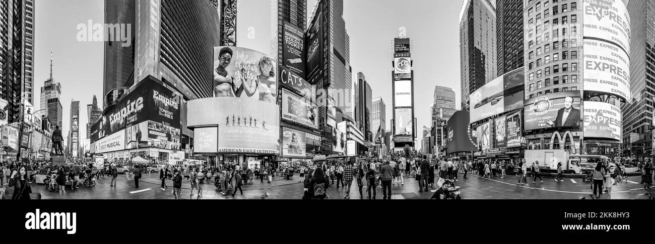 New York, USA - 4. Oktober 2017: Am späten Nachmittag besuchen Menschen den Times Square mit Neonwerbung von News, Marken und Theatern. Stockfoto