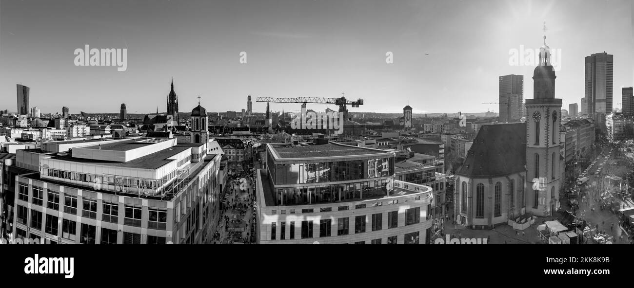 Frankfurt, Deutschland - 20. Dezember 2021: Skyline von Frankfurt am Mittag mit klarem blauen Himmel. Stockfoto