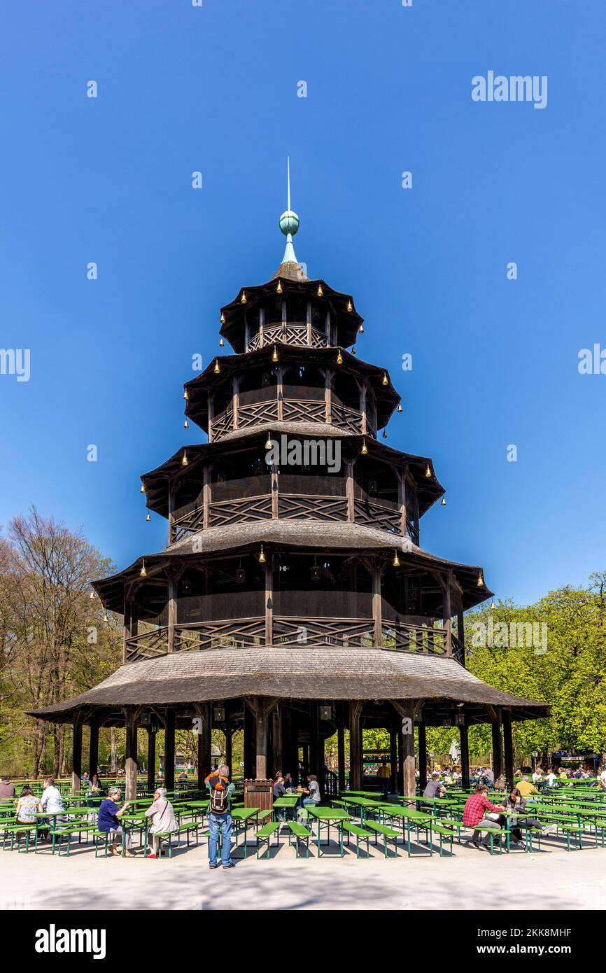 München, Deutschland - 20. April 2015: Der Biergarten in der Nähe des chinesischen Turms im englischen Garten in München, Bayern, Deutschland. Stockfoto