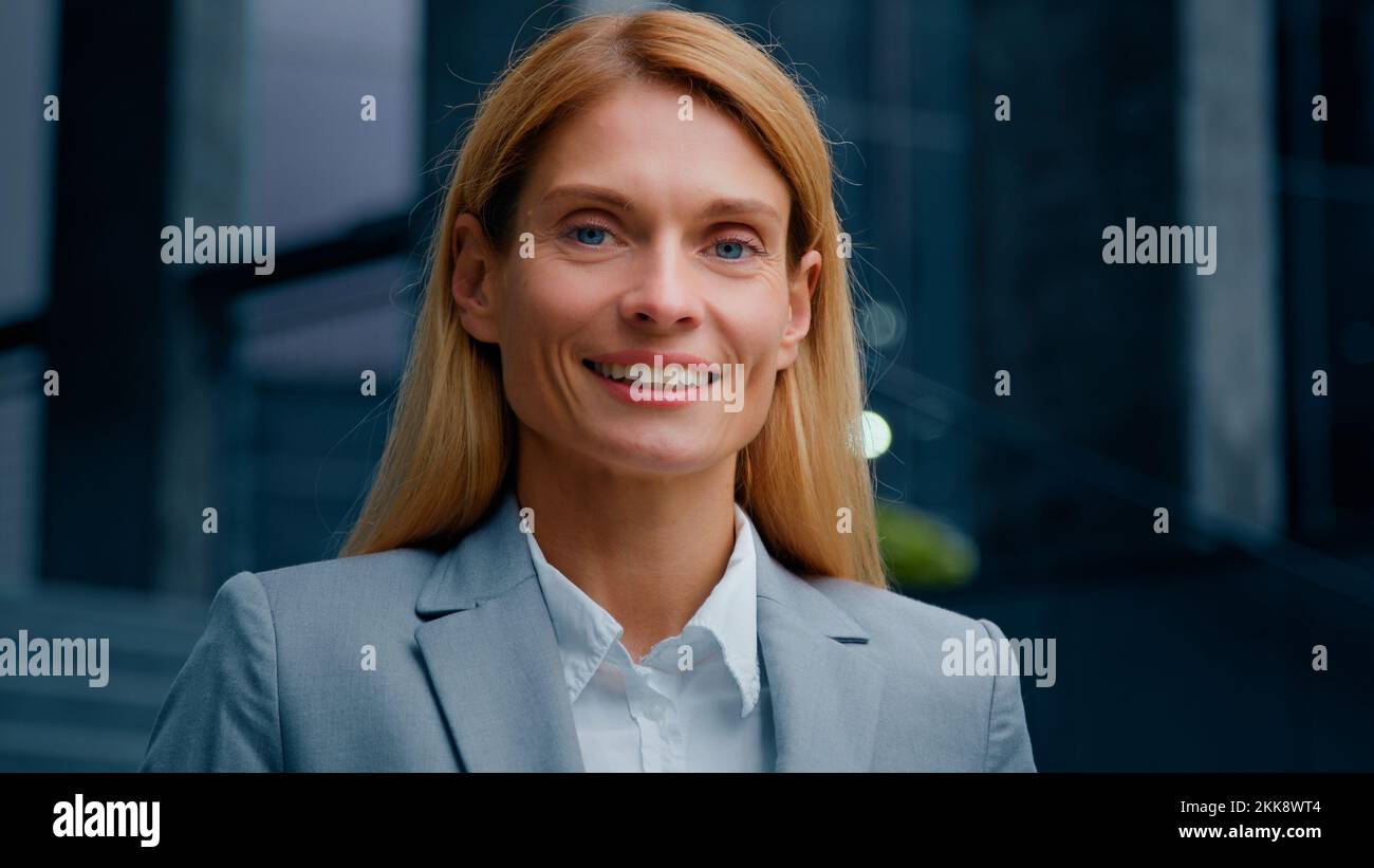Kopfschuss inspirierte erfolgreiche Geschäftsfrau, professionelle Managerin, Anwaltsführerin, die vor die Kamera schaut und eine attraktive, glückliche weiße Frau lächelt Stockfoto