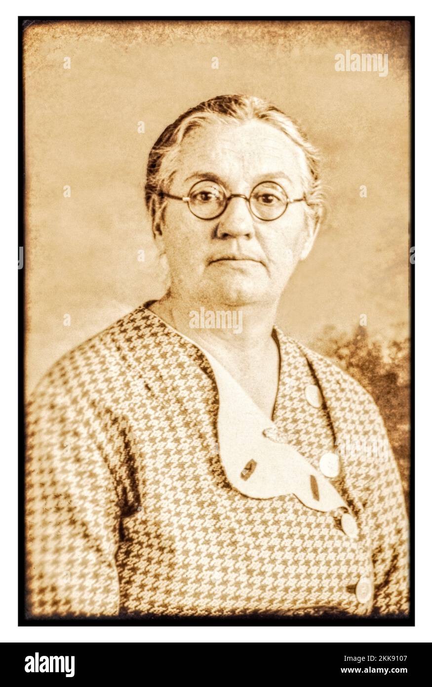 Die Großmutter des Fotografen, die Mitte bis Ende 1950er starb. Vintage-Sepia-Ton 1930er formelles Porträt einer Dame mittleren Alters. Stockfoto