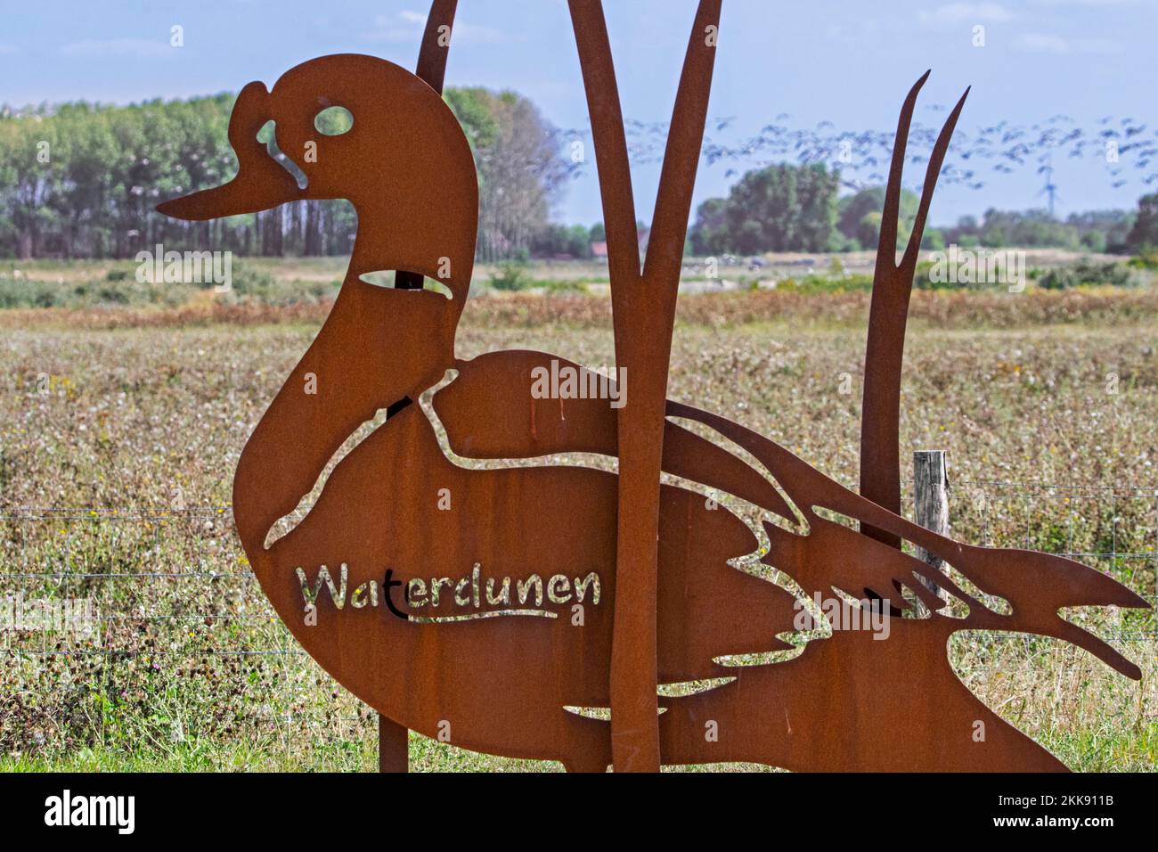 Metallkunst / Eingangsschild des Naturschutzgebiets Waterdunen in Groede bei Breskens, Feuchtgebiet entlang der westlichen Schelde in Zeeland, Niederlande Stockfoto