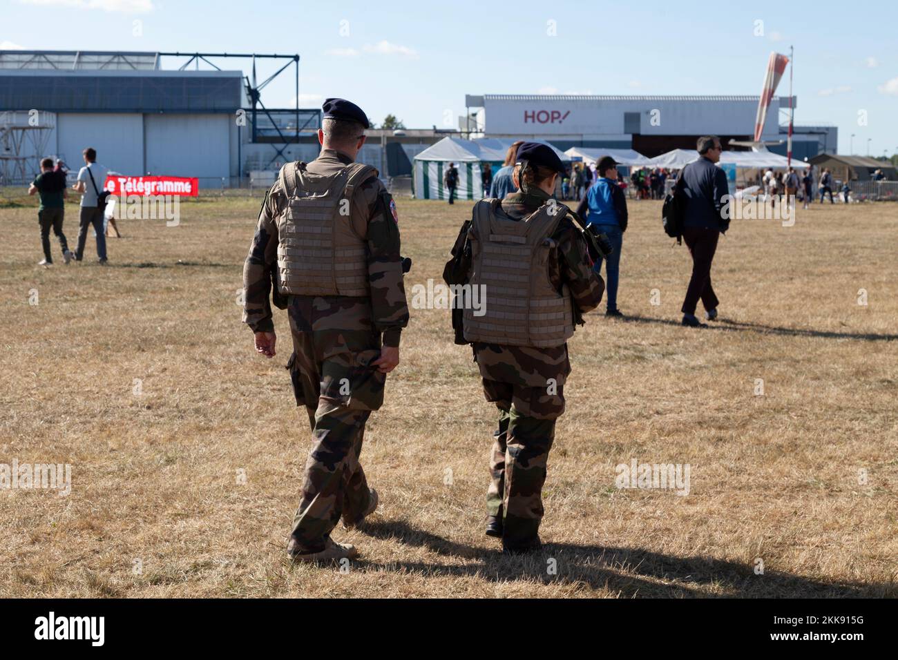 Morlaix, Frankreich - September 18 2022: Zwei Soldaten des Landivisiau-Marinestützpunkts patrouillieren während der Breizh-Flugschau. Stockfoto