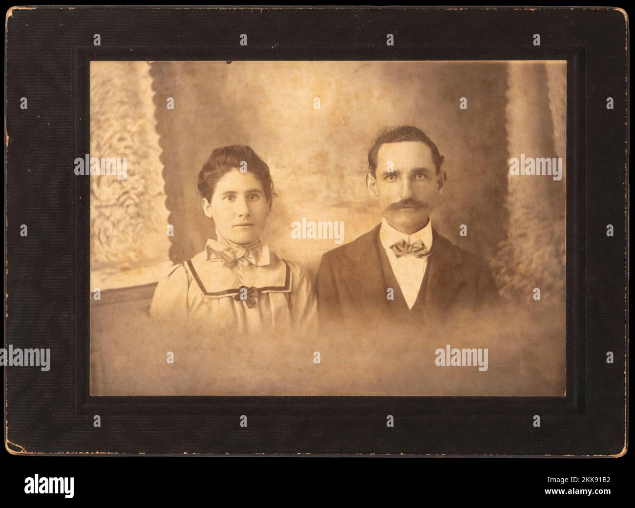 Ein lange verstorbener Verwandter des Fotografen mit seiner jungen Frau, der ein Porträt in den späten 1800er aufnimmt. Stockfoto