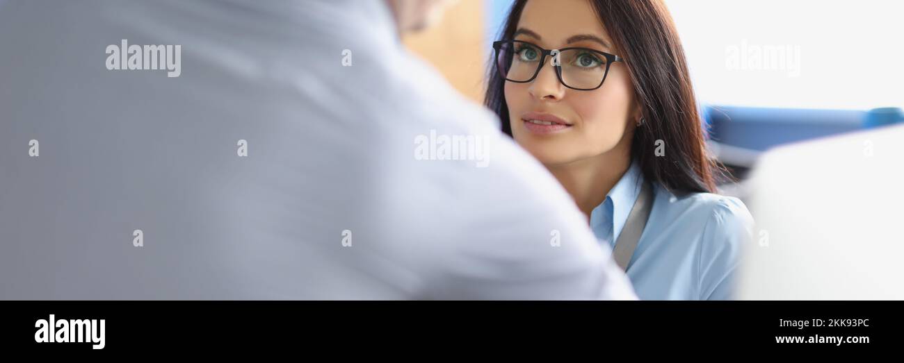 Die Arbeiter im Kabinett diskutieren den Arbeitszeitpunkt, die Angestellten arbeiten im Team Stockfoto