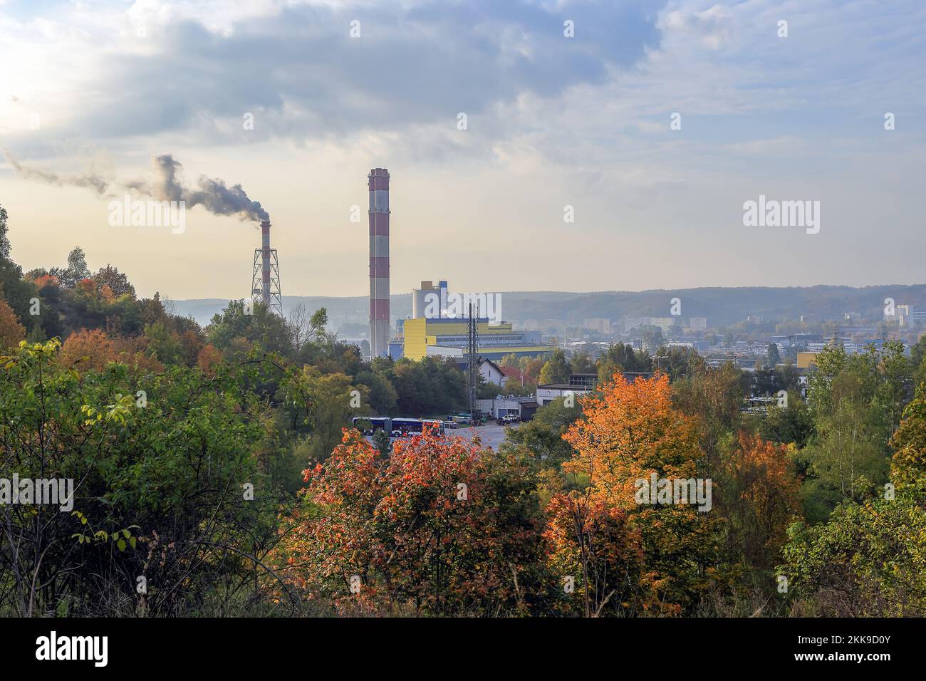 Blick auf die Rauchschornsteine des Kraftwerks in Gdynia, Polen Stockfoto
