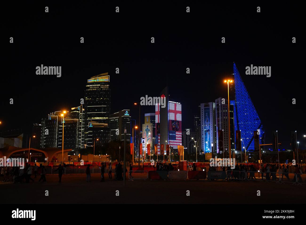 Vor dem FIFA-Weltmeisterschaftsspiel der Gruppe B bei der FIFA-Weltmeisterschaft 2022 erleuchteten die Gebäude in Doha, Katar, mit den Flaggen Englands und der USA. Foto: Freitag, 25. November 2022. Stockfoto