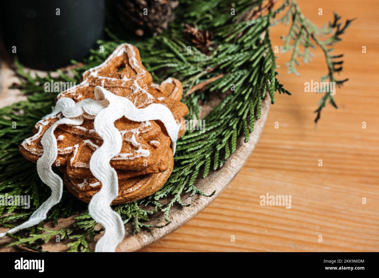 Günstige Weihnachtsgeschenke, günstige Geschenkideen für Weihnachten. Xmas hausgemachte Lebkekse mit Band, Tannenbaum und handgemachtem Liebeslabel Stockfoto