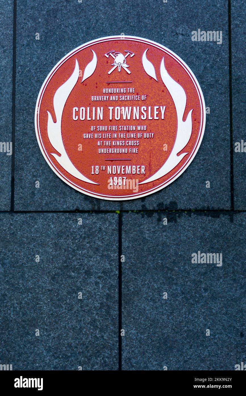 Eine rote Gedenktafel am Bahnhof King's Cross zum Gedenken an Colin Townsley, einen Feuerwehrmann, der bei dem unterirdischen Feuer von King's Cross im Jahr 1987 starb. Stockfoto Eine rote Gedenktafel am Bahnhof King's Cross zum Gedenken an Colin Townsley, einen Feuerwehrmann, der bei dem unterirdischen Feuer von King's Cross im Jahr 1987 starb. Stockfoto