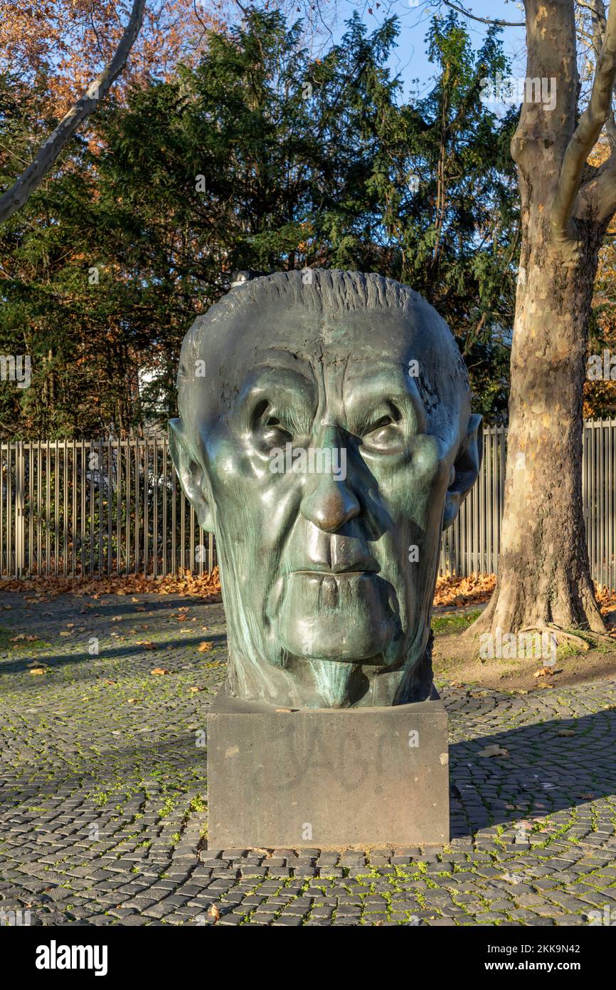 Bonn, 18. November 2020: Statue von Konrad Adenauer vom Bildhauer Hubertus von Pilgrim im Mai 1982. Stockfoto