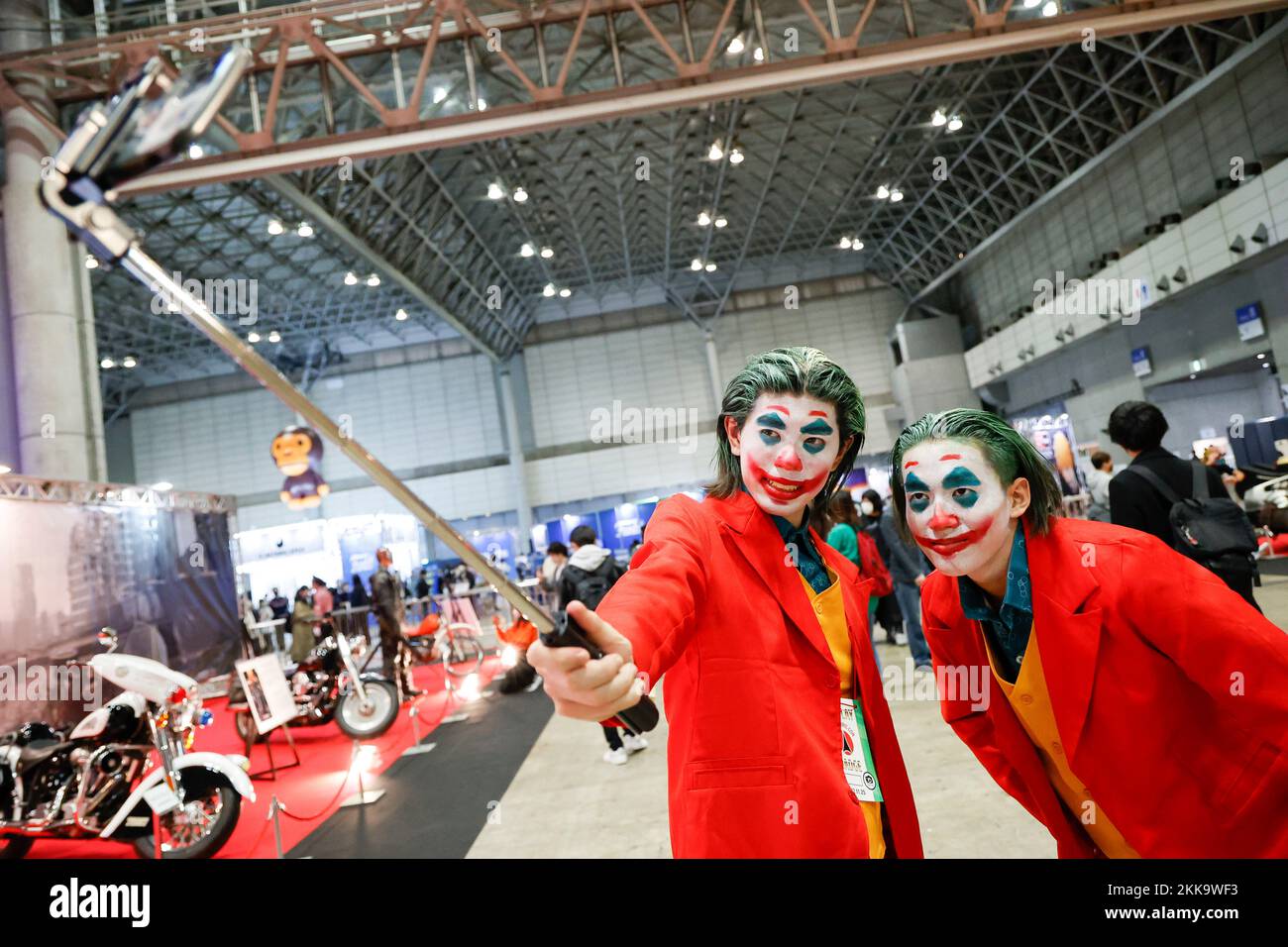 Chiba, Japan. 25.. November 2022. Cosplayers posieren für ein Selfie