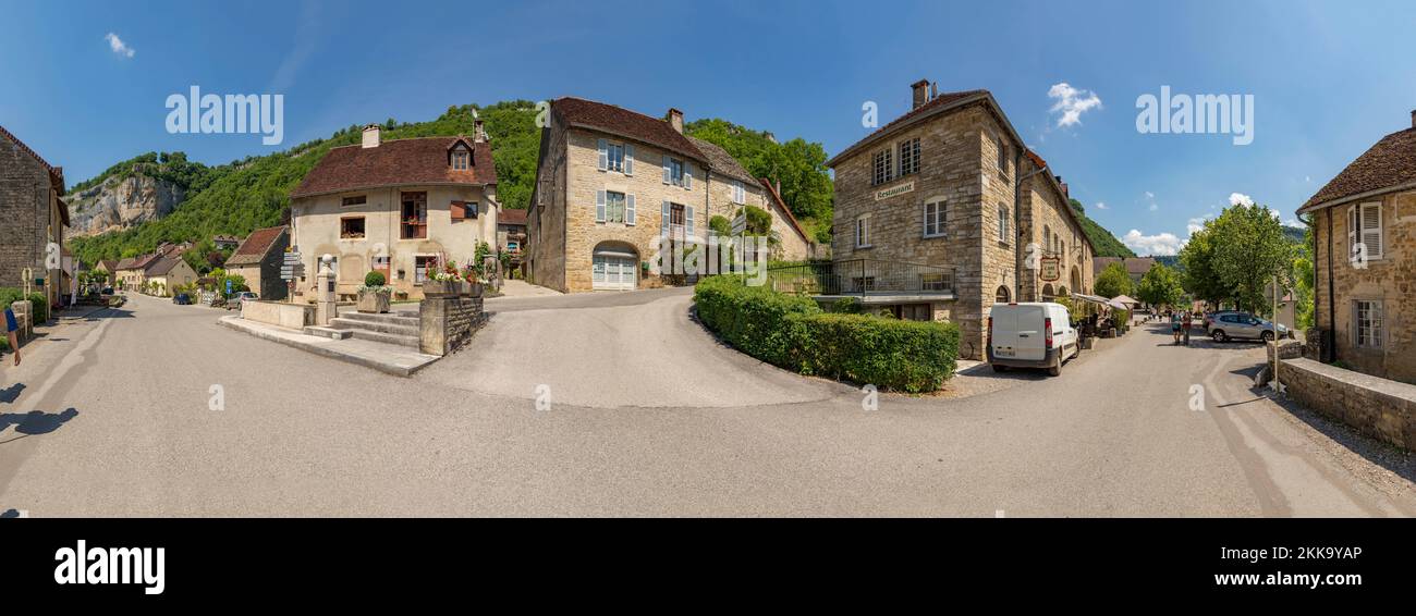 Baume les Messieurs, Frankreich - 15. Juni 2017: Panoramablick auf das kleine Dorf Baume les Messieurs im französischen Jura, Departement Bourgogne. Stockfoto