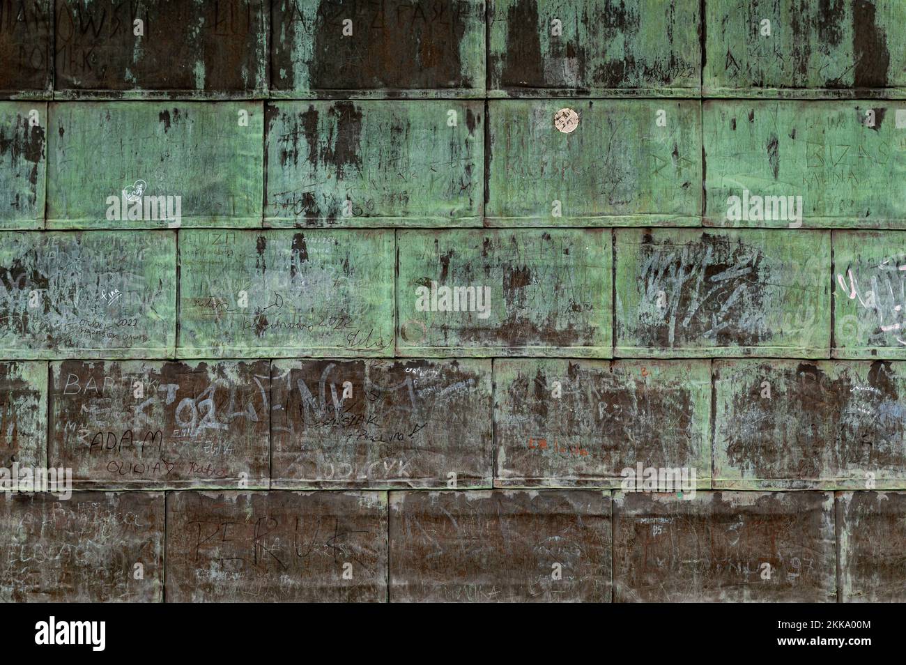 Gefaltete Bleche aus oxidiertem Kupfer auf dem Dach. Hintergrund mit Kupferwandtextur mit Spuren und Schürfwunden. Stockfoto