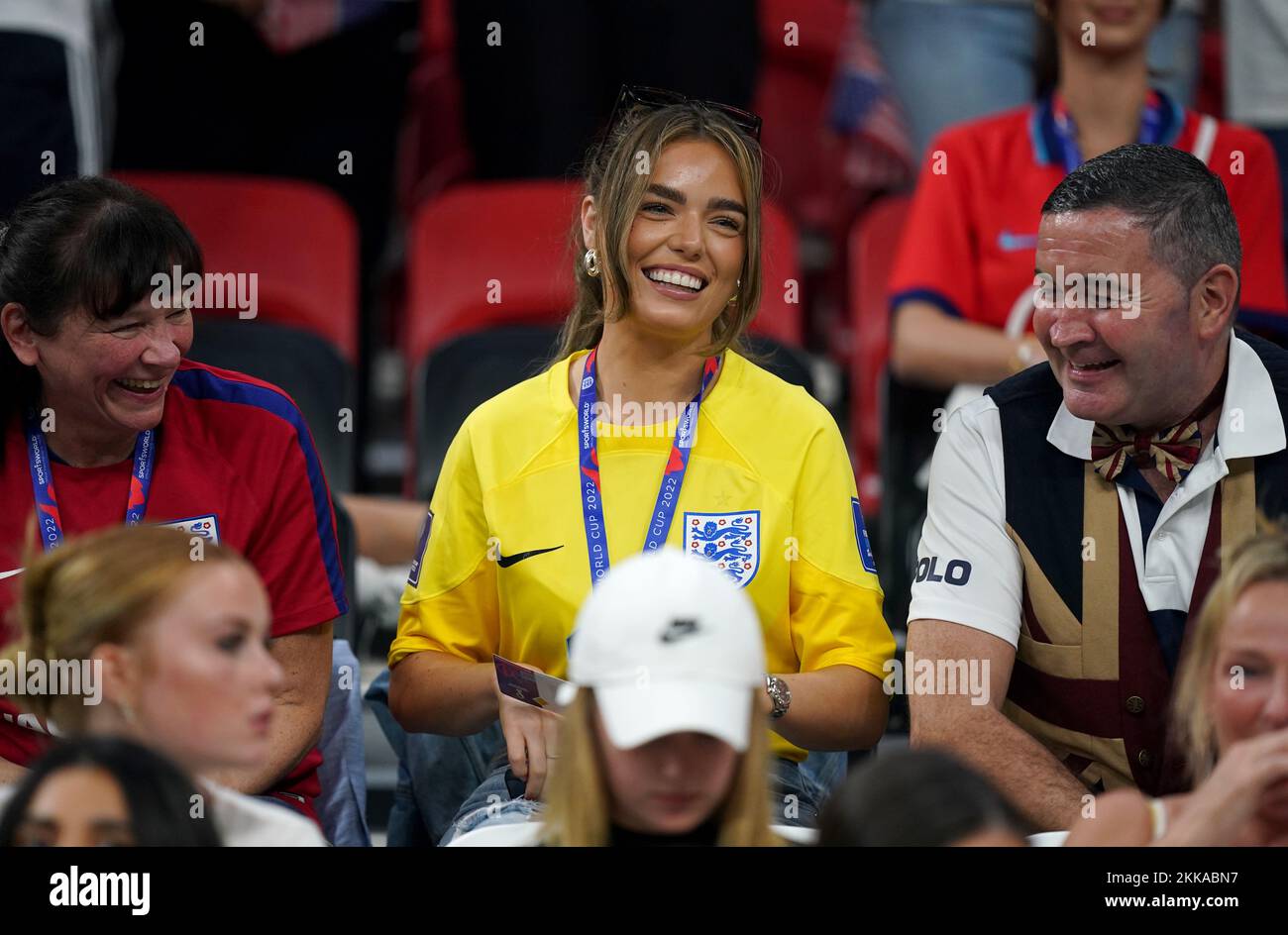 Georgina Irwin (Mitte), Verlobte des englischen Torwarts Aaron Ramsdale, mit Aarons Mutter Caroline Ramsdale (links) auf der Tribüne vor dem FIFA-Weltmeisterschaftsspiel der Gruppe B im Al Bayt Stadium in Al Khor, Katar. Foto: Freitag, 25. November 2022. Stockfoto