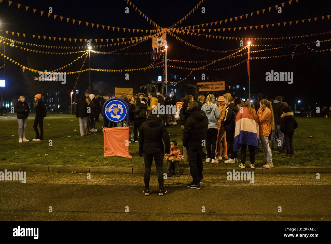 APELDOORN - Fußballfans haben sich in der sogenannten Oranjerotonde versammelt. Der Kreisverkehr im Stadtteil Laan van Maten im Stadtteil De Maten wird immer bekannter als Treffpunkt für Fußballfans, die sich dort nach Spielen der niederländischen Nationalmannschaft versammeln. ANP JEROEN JUMELET niederlande raus - belgien raus Stockfoto