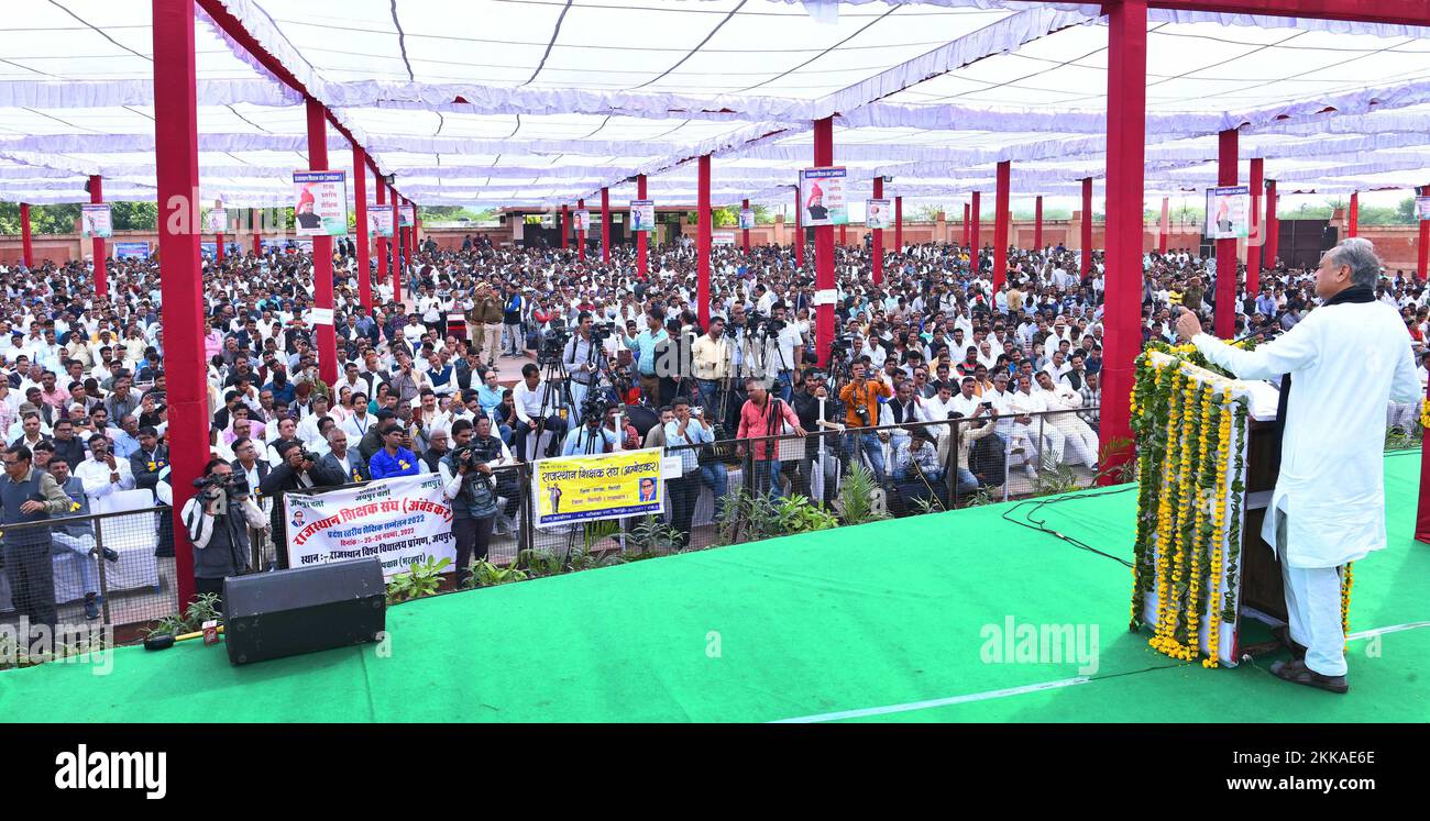 Jaipur, Indien, 25. November 2022: Rajasthan Chief Minister Ashok Gehlot spricht auf der Bildungskonferenz des Rajasthan Teachers Association auf Landesebene in Jaipur. Kredit: Sumit Saraswat/Alamy Live News Stockfoto