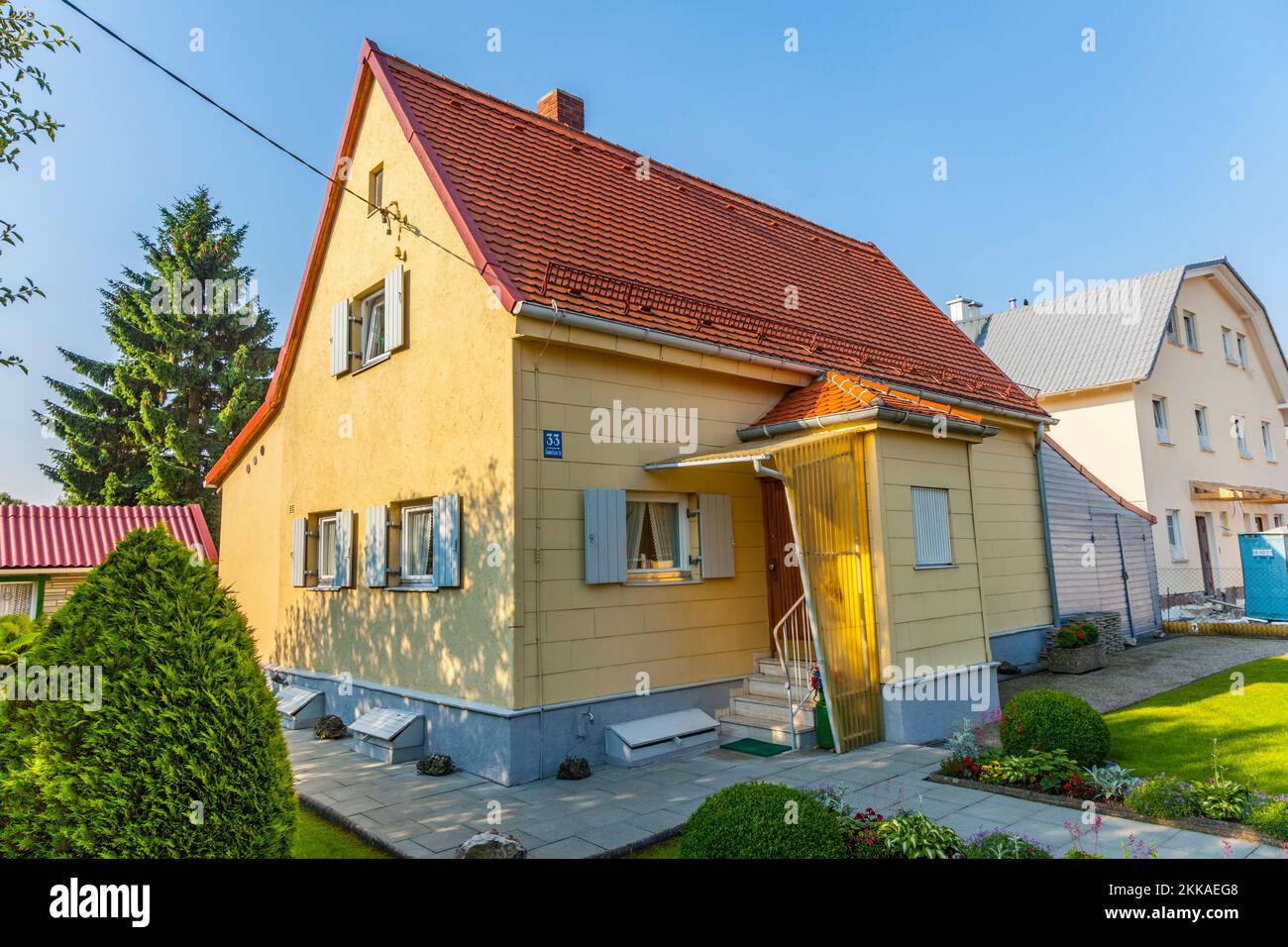 München, Deutschland - 26. Juni 2010: Typisches älteres Haus in einem Wohngebiet in einer Vorstadtstraße von München, Deutschland. Stockfoto