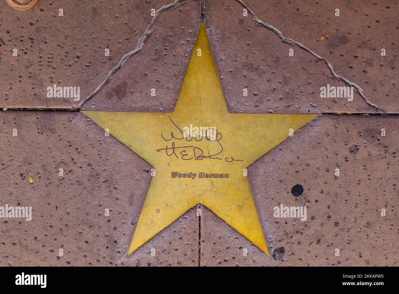 Phoenix, USA - 14. Juni 2012: Der Name Woody Herman in Kupfer spiegelt den Ruhm der Vergangenheit des Hotels San Carlos in Phoenix, USA, wider. Stockfoto