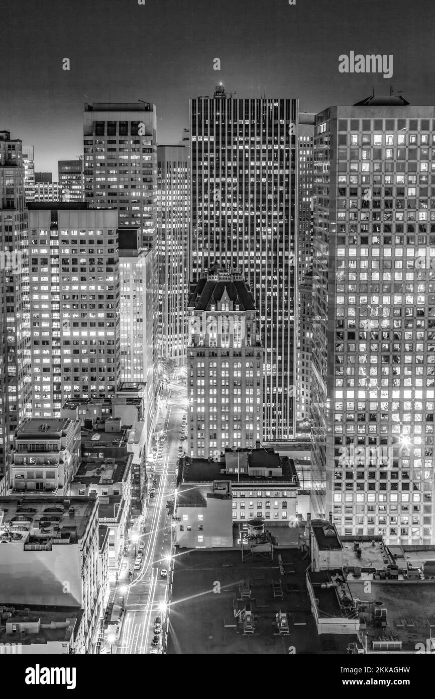 San Francisco, USA - 20. Juni 2012: Luftaufnahme von San Francisco bei Nacht mit Fassade eines Wolkenkratzers Stockfoto