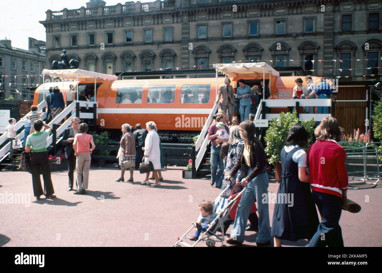 Die neue Glasgow U-Bahn-Kutsche wird am George Square in Glasgow ausgestellt. Sie haben den Spitznamen "Clockwork Orange". Foto wurde 1977 aufgenommen. Stockfoto