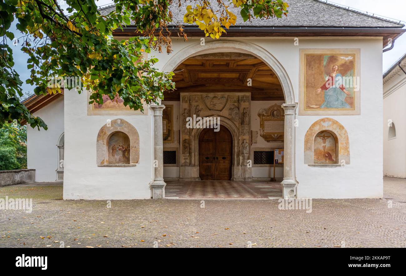 Die Kirche St. Maria Assunta im Pieve Park - Cavalese, Fiemme Valley, Trento District, Dolomiten, Trentino Alto Adige, Italien, Europa - Oktober Stockfoto
