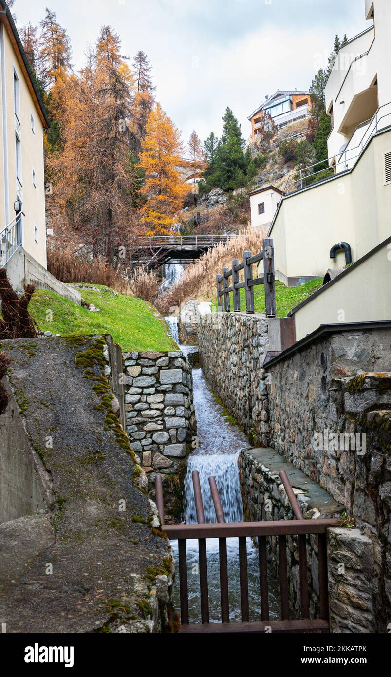 Bergbach für Bergwasserabfluss im Herbst in Saint Moritz, Schweiz Stockfoto