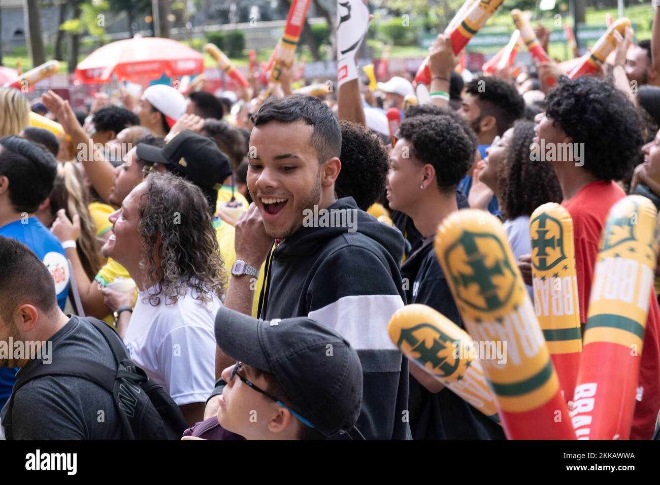 24. November 2022: brasilianische Fans reagieren auf das Spiel zwischen Brasilien und Serbien für die Weltmeisterschaft 2022 im Fanfest in Sao Paulo (Bild: © Dario Oliveira/ZUMA Press Wire) Stockfoto