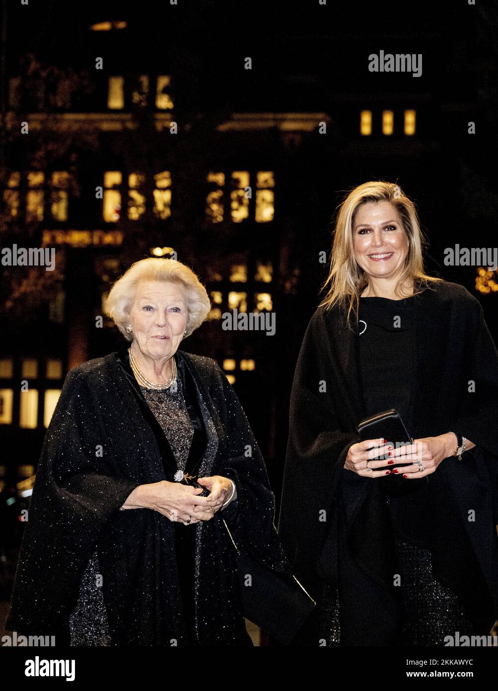 AMSTERDAM - Königin Maxima und Prinzessin Beatrix kommen am Concertgebouw an. Sie besuchen ein Konzert des Royal Concertgebouw Orchestra, das vom 26-jährigen zukünftigen Chefdirigent Klaus Makela geleitet wird. Königin Maxima ist die Gönnerin des Orchesters. ANP ROBIN UTRECHT niederlande raus - belgien raus Stockfoto