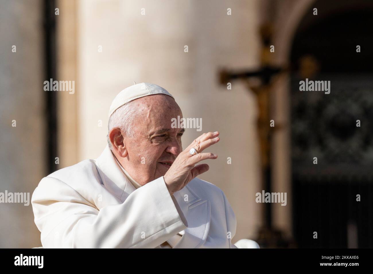 23. November 2022, Vatikan, Vatikan: Papst Franziskus verlässt St. Peter's Square nach seinem traditionellen Mittwochstreffen. (Kreditbild: © Stefano Costantino/SOPA Bilder über ZUMA Press Wire) Stockfoto