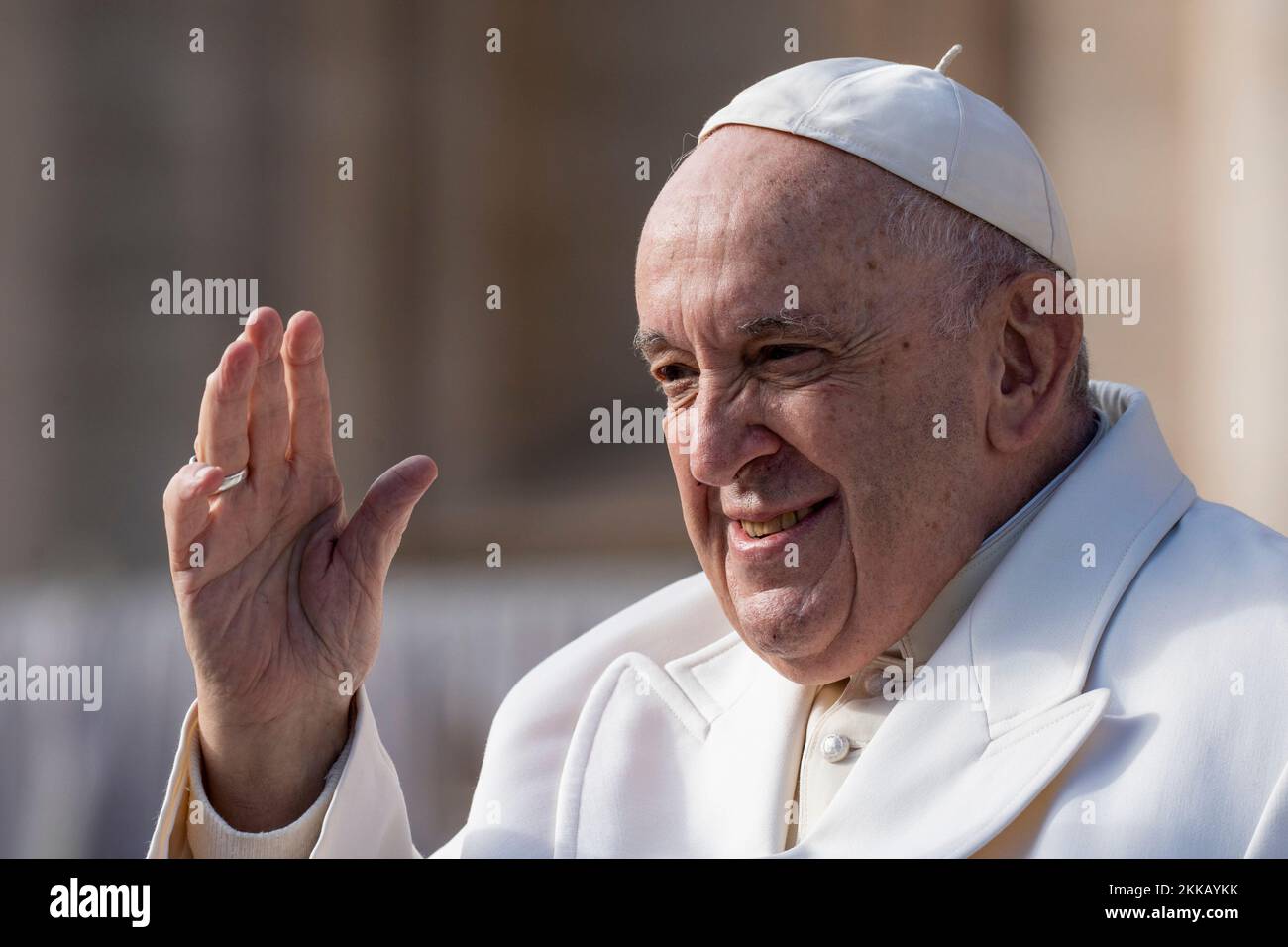 23. November 2022, Vatikan, Vatikan: Papst Franziskus verlässt St. Peter's Square nach seinem traditionellen Mittwochstreffen. (Kreditbild: © Stefano Costantino/SOPA Bilder über ZUMA Press Wire) Stockfoto