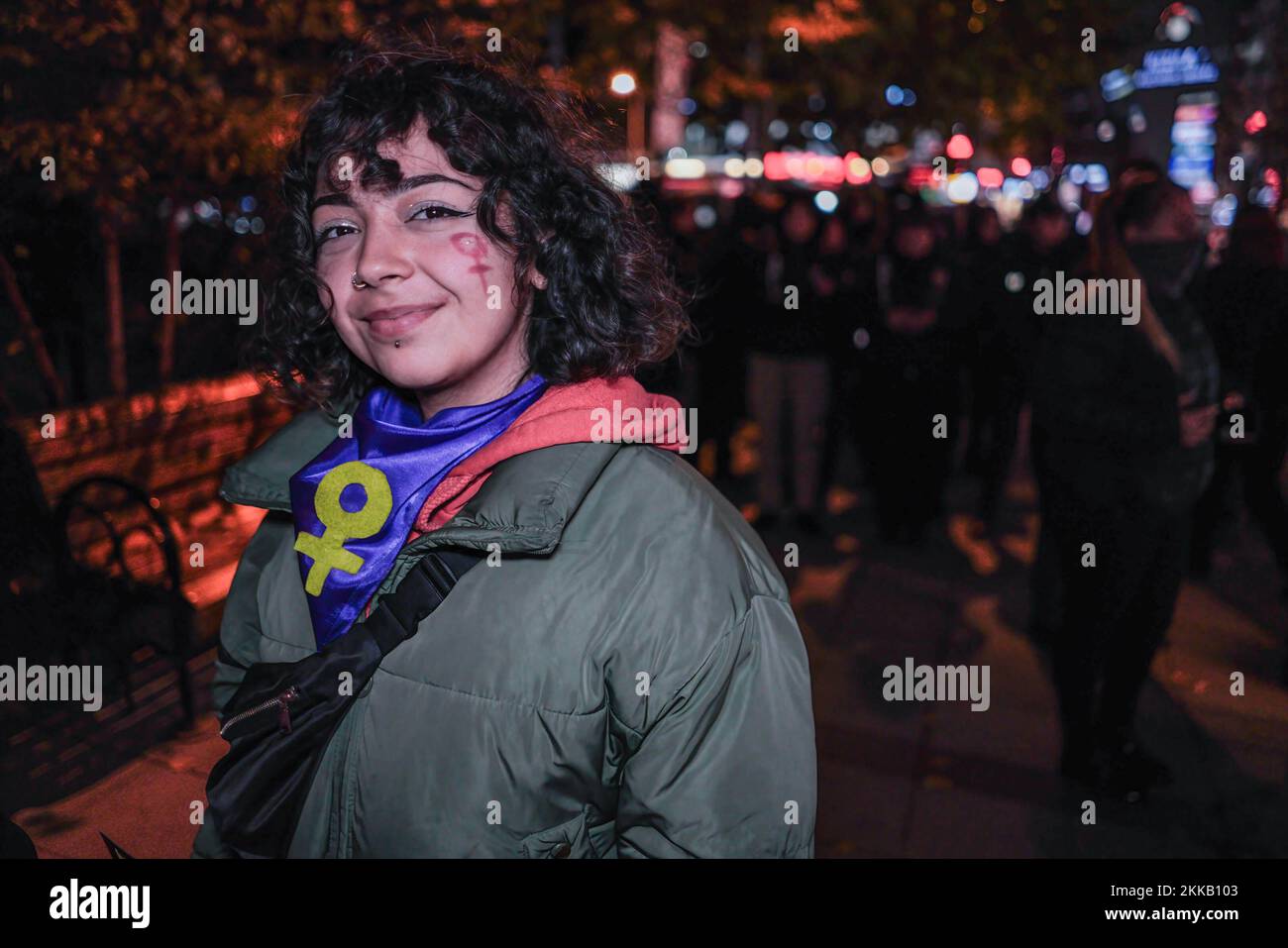 Ankara, Türkei. 25.. November 2022. Eine Demonstrantin mit dem Venus-Symbol auf der Wange nimmt an der Demonstration Teil. In vielen Städten der Türkei nahmen Frauen an einer Demonstration am Internationalen Tag zur Beseitigung der Gewalt gegen Frauen am Sakarya-Platz Teil. Kredit: SOPA Images Limited/Alamy Live News Stockfoto