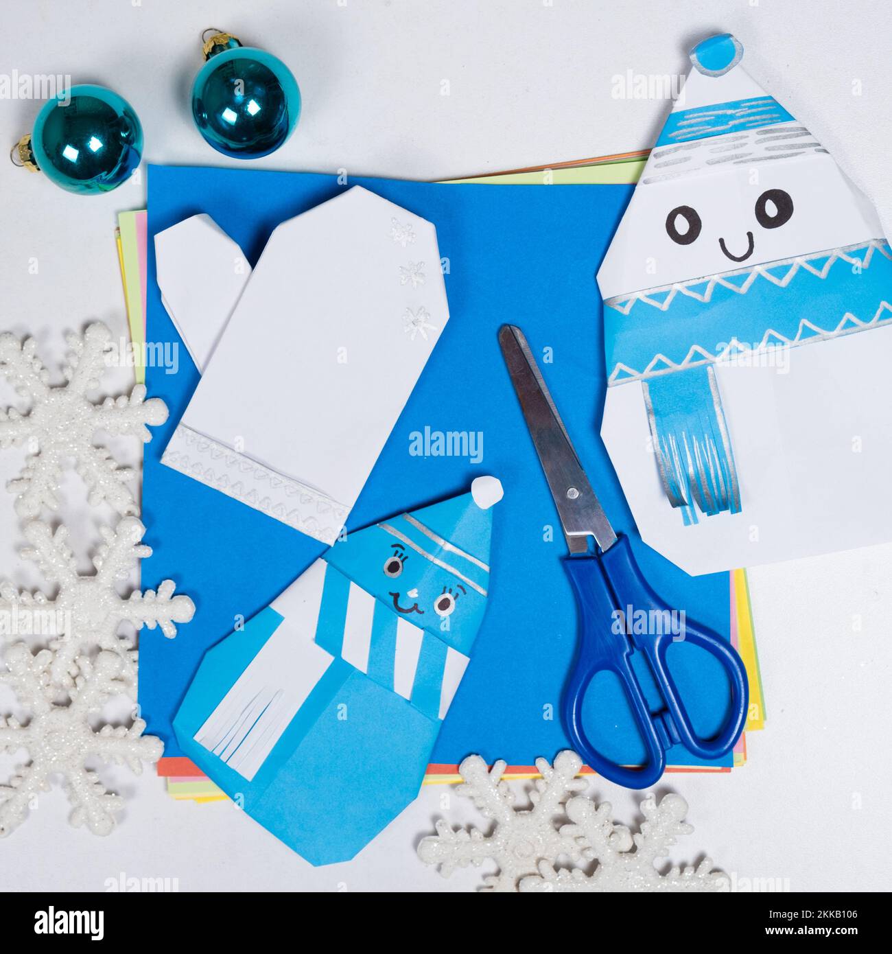 Herstellung von Origami-Kunsthandwerk aus Papier für Weihnachten und Neujahr, eine Figur von Schneemännern. Stockfoto