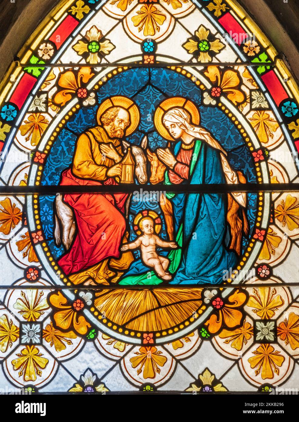 BIELLA, ITALIEN - 15. JULI 2022: Die Heilige Familie in der Glasmalerei des Doms aus dem 19. Jh. Stockfoto