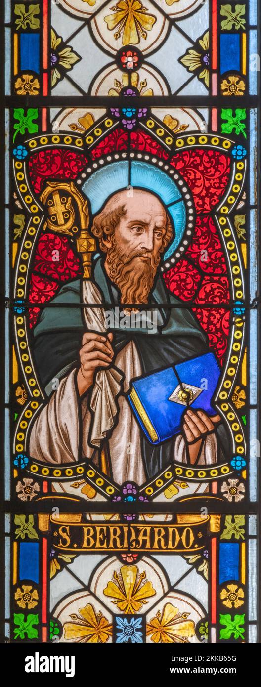 BIELLA, ITALIEN - 15. JULI 2022: Die St. Bernardine in der Glasmalerei des Duomo aus dem 19. Jh. Stockfoto