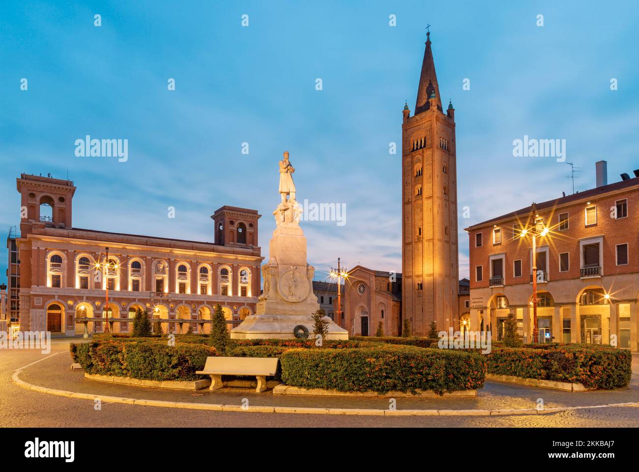 Forlí - Piazza Aurelio Saffi mit seinem Denkmal und der Basilika San Mercuriale in der Abenddämmerung. Stockfoto