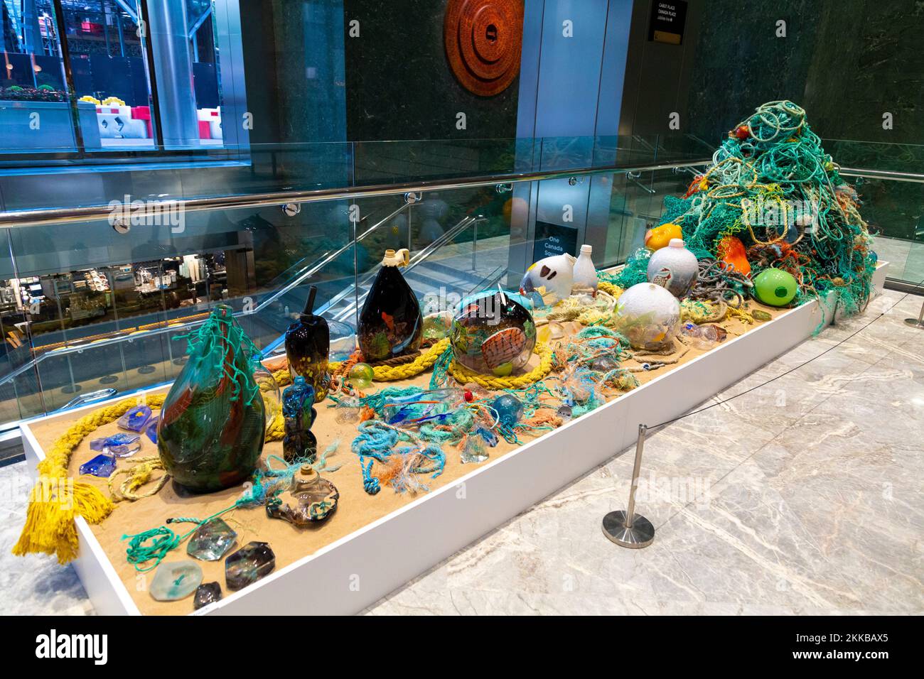 Installation der Glasskulptur „Broken Ocean“ von Louis Thompson im Rahmen der Ebb & Flow Ausstellung am One Canada Square, Summer Lights Festival, Canar Stockfoto