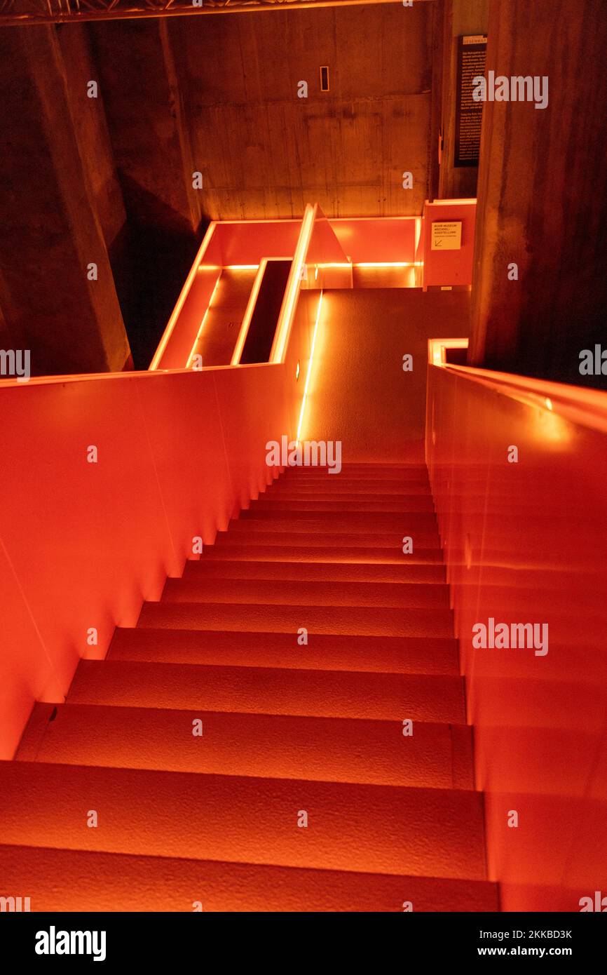 Essen, Deutschland - 23. Juli 2019: Innenansicht der schönen orange beleuchteten bemerkenswerten Treppe befindet sich am Eingang des Ruhrmuseums in der Zeche Stockfoto
