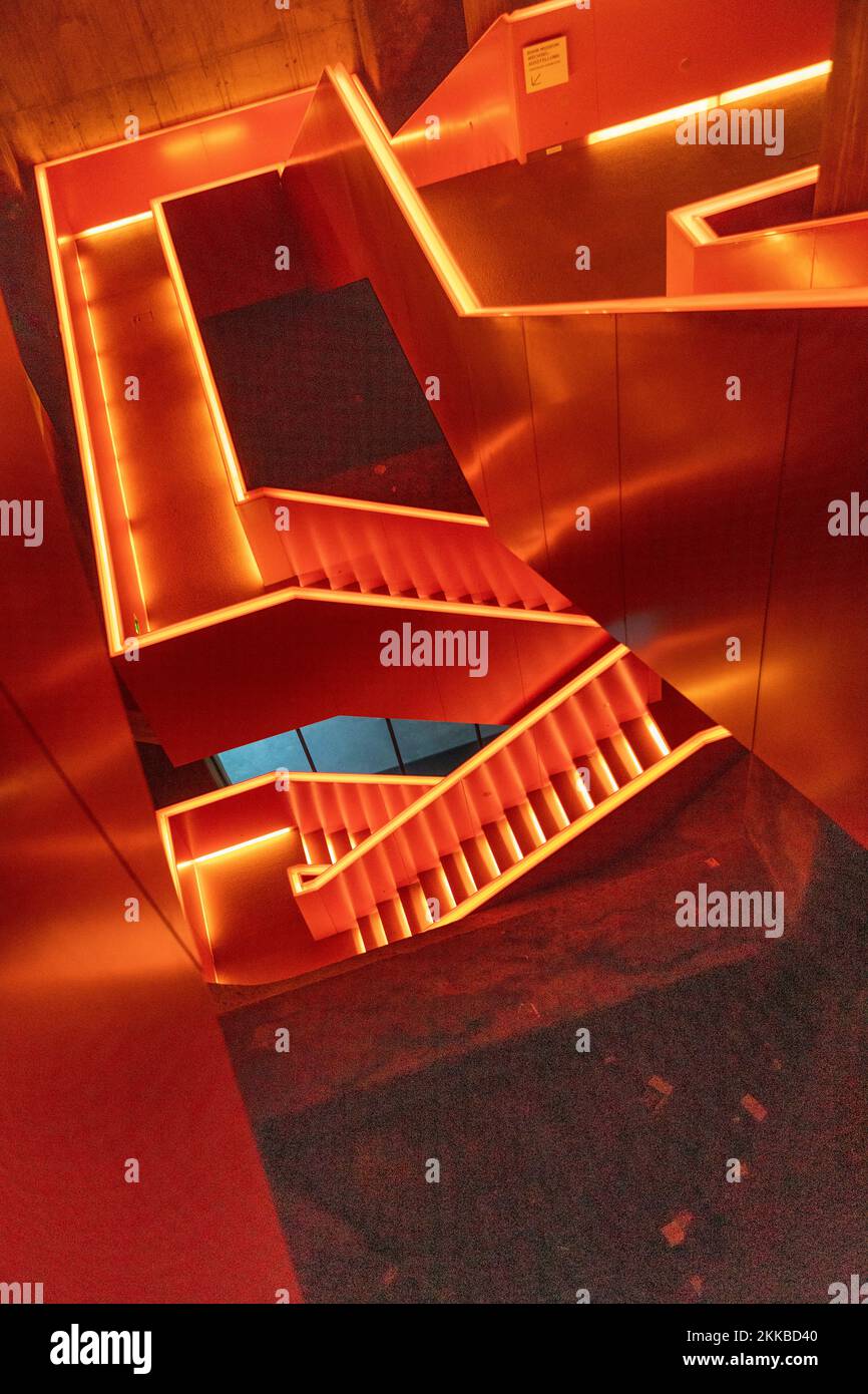 Essen, Deutschland - 23. Juli 2019: Innenansicht der schönen orange beleuchteten bemerkenswerten Treppe befindet sich am Eingang des Ruhrmuseums in der Zeche Stockfoto