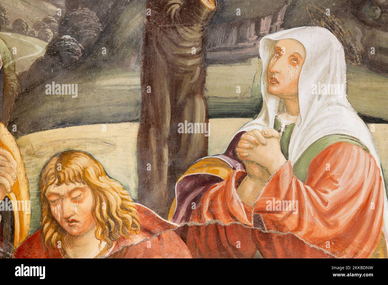 BIELLA, ITALIEN - 15. JULI 2022: Die Maria von Magdalena und St. Johannes unter dem Koss als Teil des Freskens der Kreuzigung in der Kirche Chiesa di San Sebastia Stockfoto