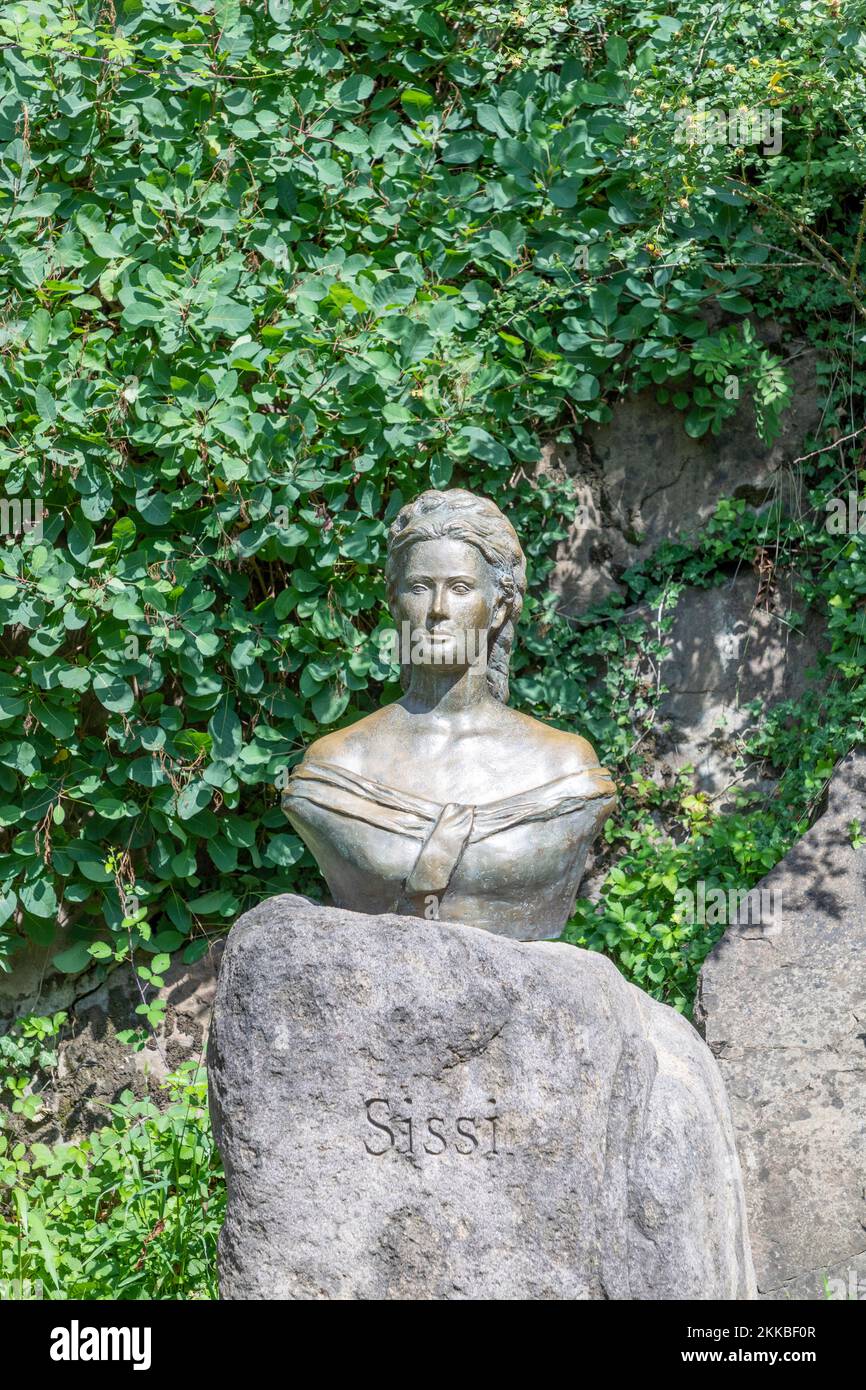 Meran, Provinz Bozen/Italien - 5. August 2019: Denkmal der Königin und Kaiserin Sissi oder Sisi im Blumenbeet. Das Hotel befindet sich in, die Gärten von Schloss Trauttma Stockfoto