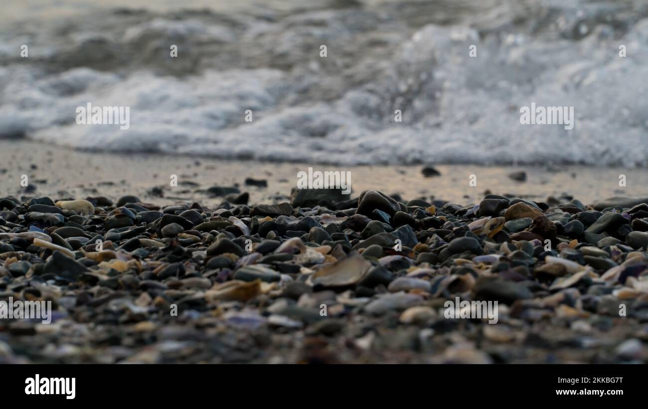 Kieselsteine am Strand und am Meer. Konzeptidee des Buchumschlags. Strandfoto. Mit selektivem Fokus. Stockfoto