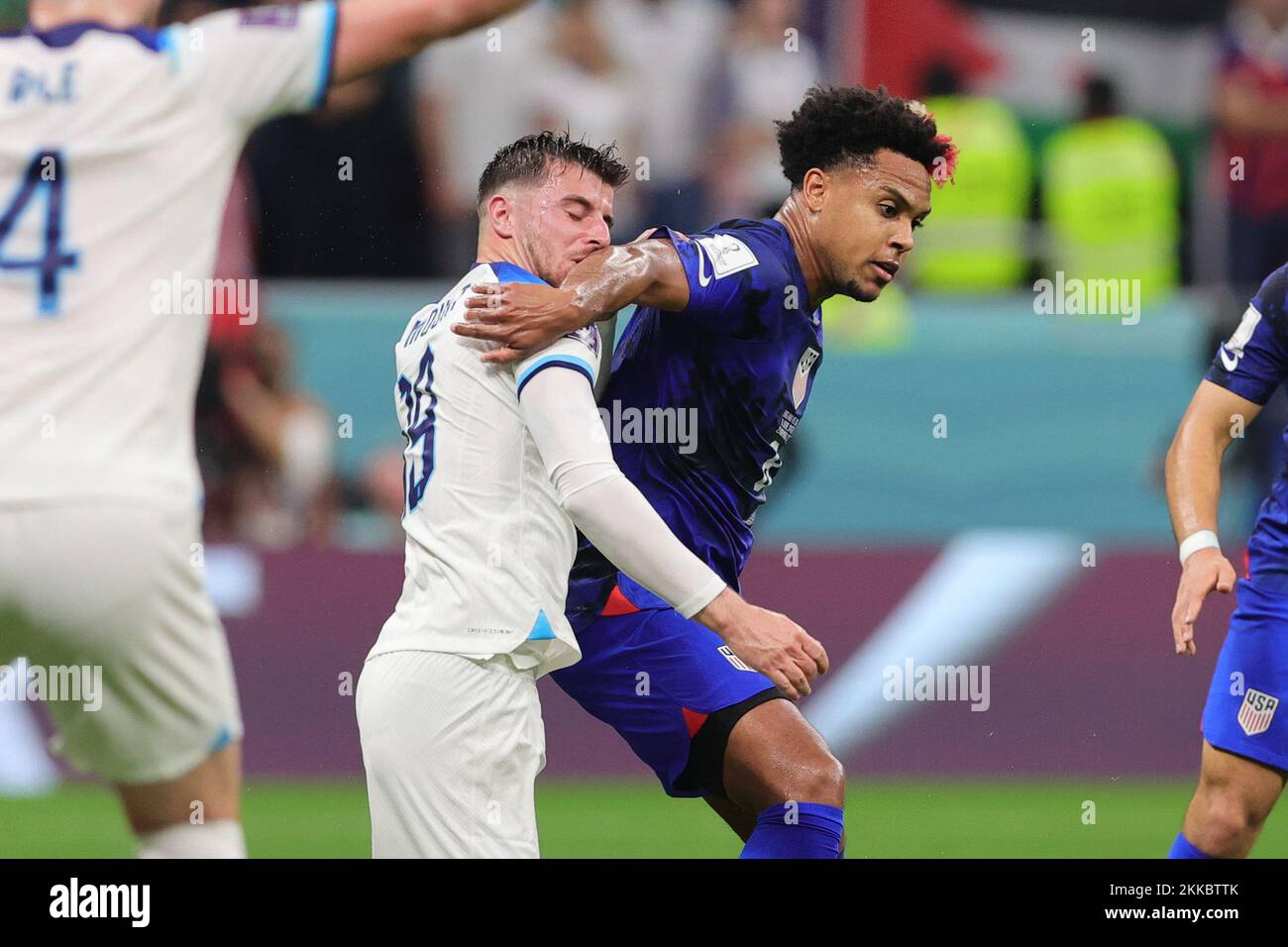 Al-Khor, Katar. 25.. November 2022. Mason Mount of England wird vom Weston McKennie of USA beim FIFA-Weltmeisterschaftsspiel 2022 zwischen England und den USA am 25. November 2022 im Al Bayt Stadium, Al Khor, Katar, herausgefordert. Foto von Peter Dovgan. Nur redaktionelle Verwendung, Lizenz für kommerzielle Verwendung erforderlich. Keine Verwendung bei Wetten, Spielen oder Veröffentlichungen von Clubs/Ligen/Spielern. Kredit: UK Sports Pics Ltd/Alamy Live News Stockfoto