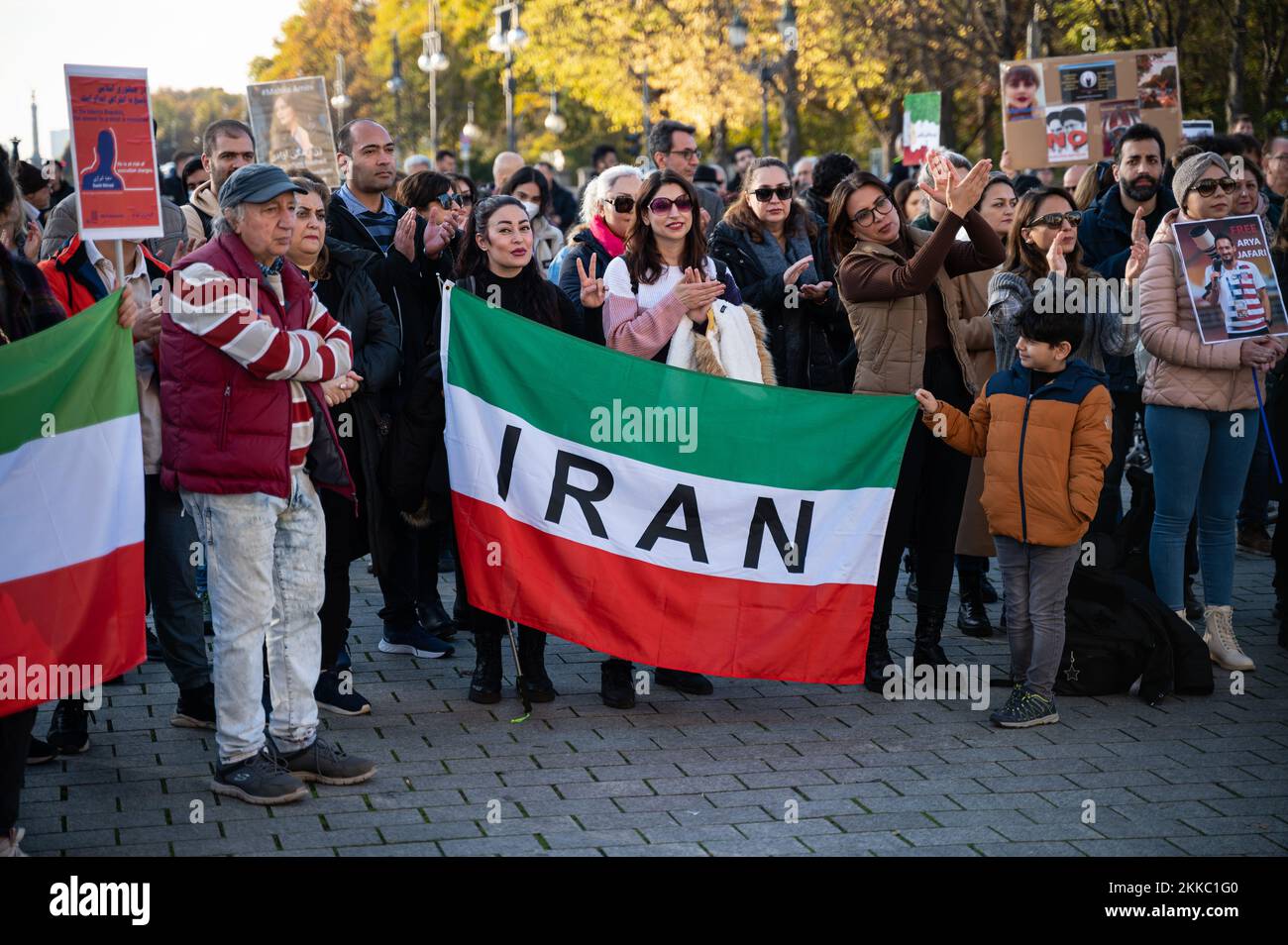 12.11.2022, Berlin, Deutschland, Europa - Demonstration vor dem Brandenburger Tor gegen die Verletzung der Menschenrechte durch die Islamische Republik Iran. Stockfoto