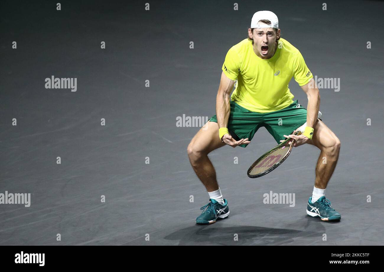 Alex de Minaur aus Australien feiert am 25. November 2022 im Palacio de los Deportes Jose Maria Martin Carpena in Malaga, Spanien, seinen Sieg über Marin Cilic aus Kroatien während des Davis-Pokals der Rakuten Finals 2022 zwischen Australien und Kroatien. Foto: Sanjin Strukic/PIXSELL Stockfoto