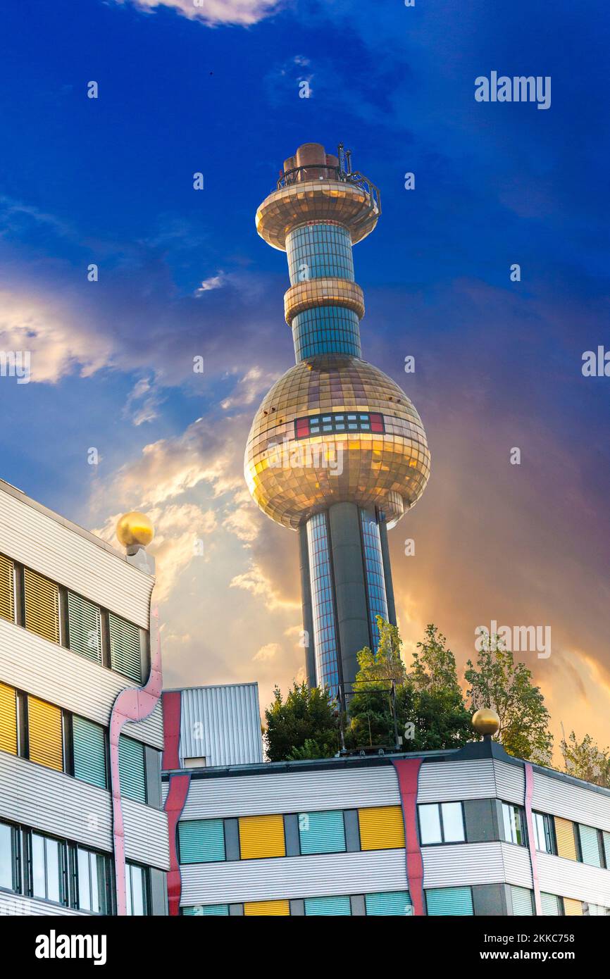 Wien, Österreich - 22. Juli 2009: Fernwärme in Wien vom Architekten und Künstler Friedensreich Hundertwasser im Stadtteil Spittelau. Stockfoto