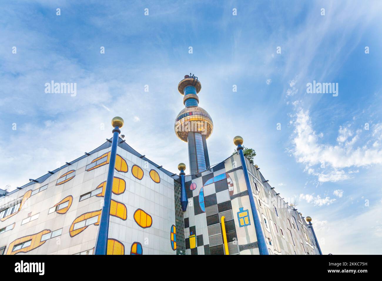 Wien, Österreich - 22. Juli 2009: Fernwärme in Wien vom Architekten und Künstler Friedensreich Hundertwasser im Stadtteil Spittelau. Stockfoto
