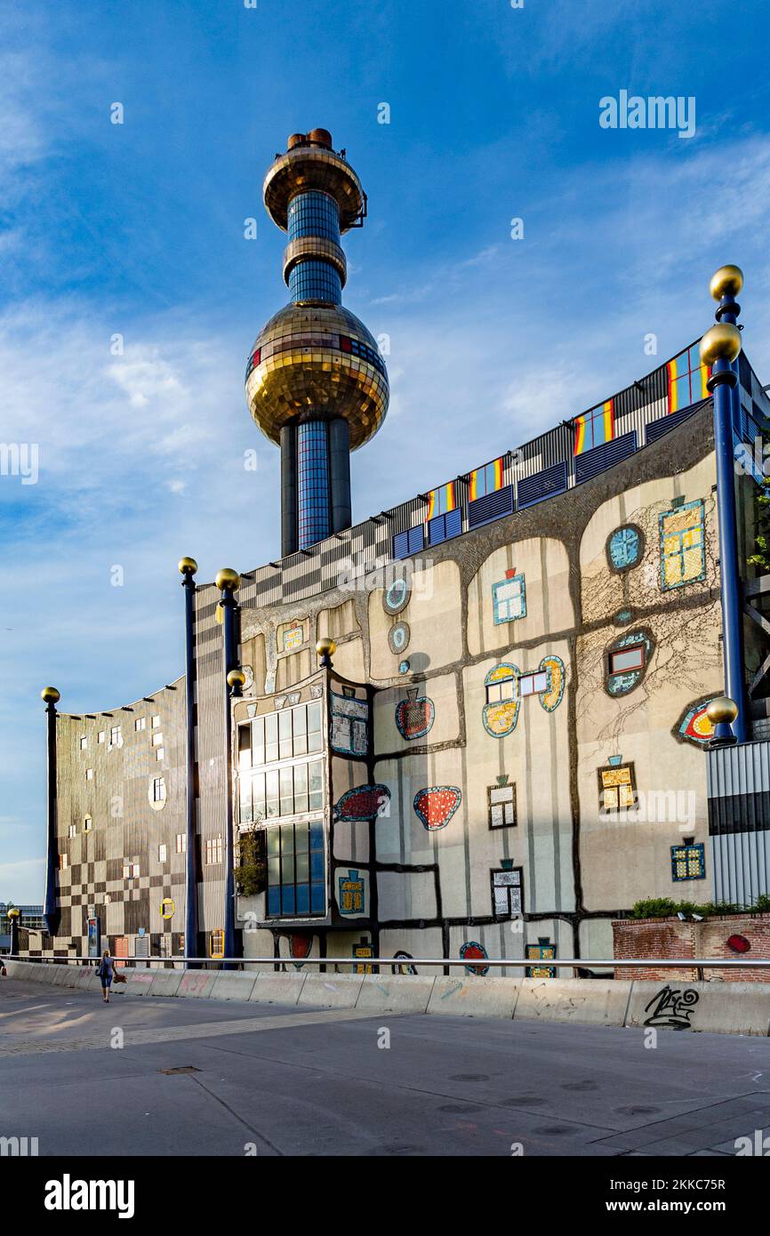 Wien, Österreich - 22. Juli 2009: Die berühmteste Fernwärme des Künstlers Hundertwasser in Wien im intensiven Nachmittagslicht. Stockfoto