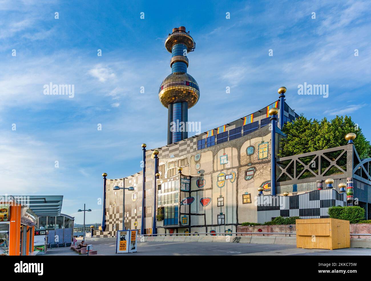Wien, Österreich - 22. Juli 2009: Die berühmteste Fernwärme des Künstlers Hundertwasser in Wien im intensiven Nachmittagslicht. Stockfoto